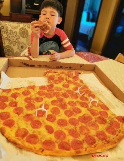 胡可晒儿子安吉吃披萨照片 超大披萨十分诱人