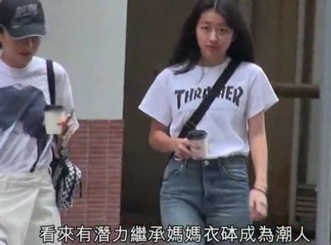 陳奕迅14歲女兒打扮時(shí)髦靚麗星味十足 比媽媽高