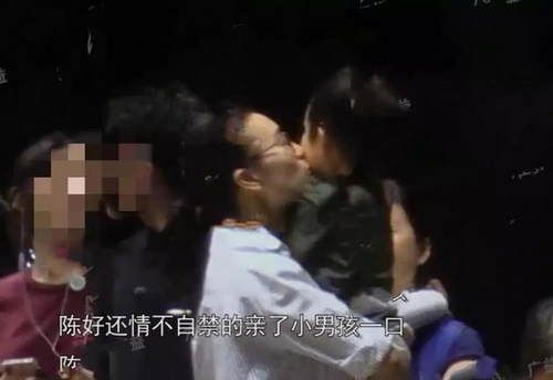 畫面溫馨 陳好帶倆女兒聚餐 親吻的神秘男孩疑似其三胎兒子