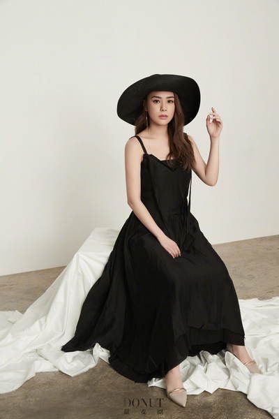 阿娇杂志照曝光 黑色长裙气质优雅
