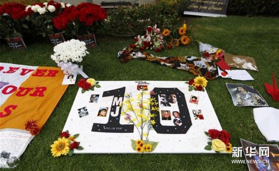 （国际）（3）美国歌迷纪念迈克尔·杰克逊逝世十周年