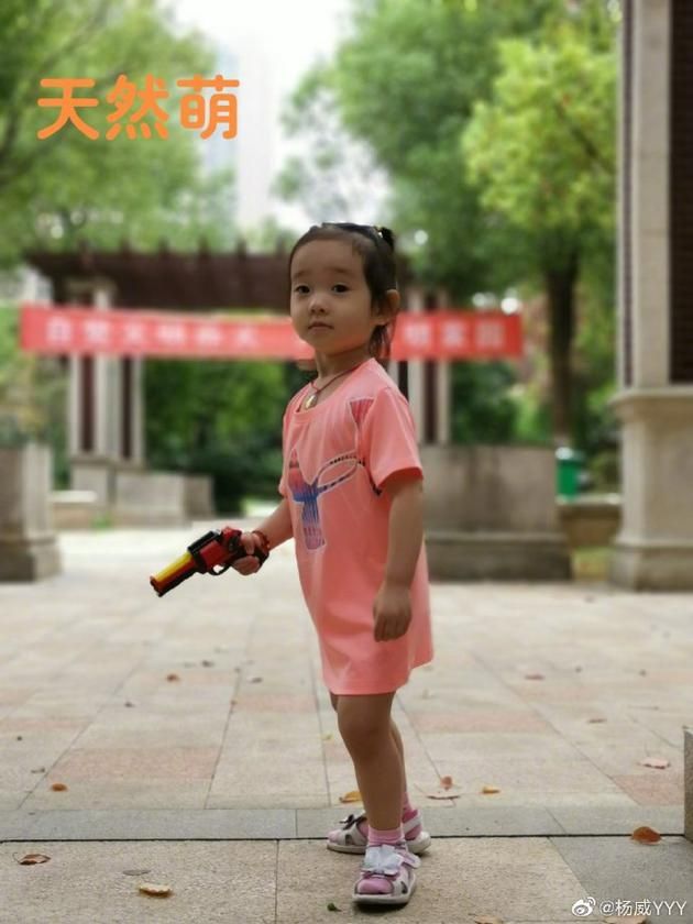 可爱！杨威双胞胎女儿玩滑板玩具枪 一个汉子一个天然萌