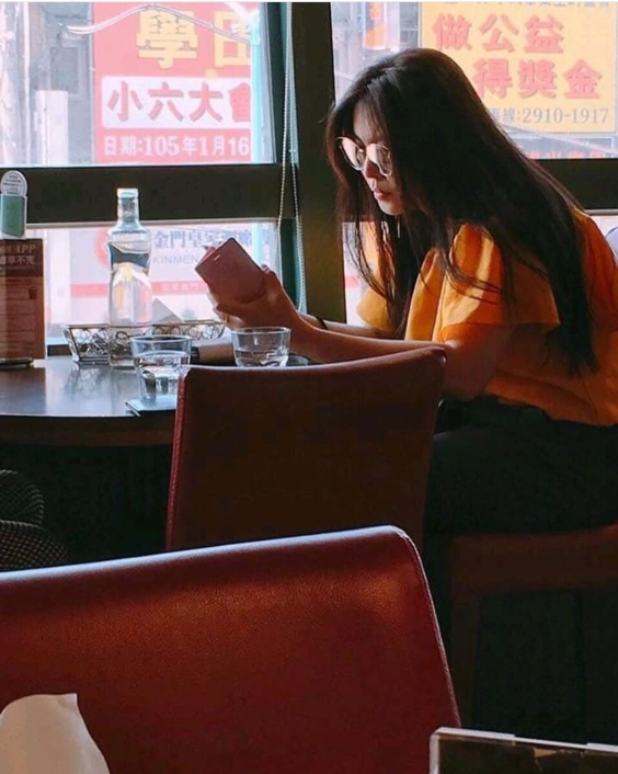 52岁王祖贤餐厅独自就餐被拍 长发披肩素颜亮相