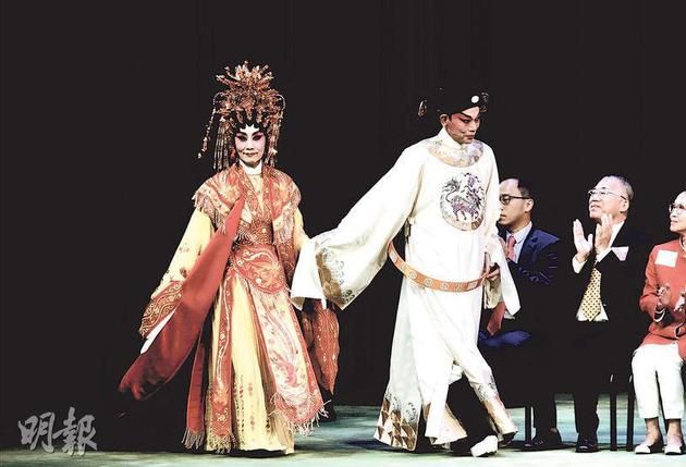 汪明荃（左）与丈夫罗家英（右）演出剧目《帝女花》，他牵着老婆的手上台，尽现恩爱之情。
