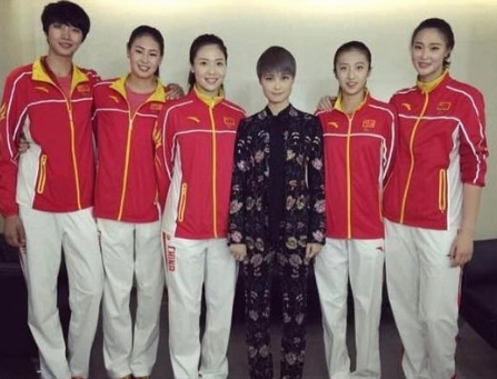 李宇春与女排姑娘同框合影 身穿排球队服身姿笔直