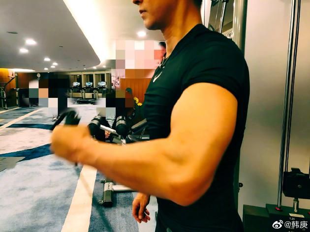 韩庚集训开始晒健身照 手臂肌肉凸显男友力十足