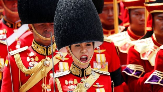 34岁泰国王妃诗妮娜被剥夺全部头衔 因“对泰王不忠”