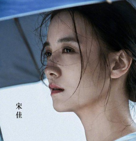 黄渤监制电影《风平浪静》发布宋佳单人彩色版海报