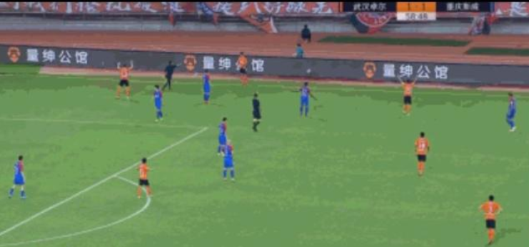 过分了！武汉球迷扔瓶子？中国球迷需理智看球！