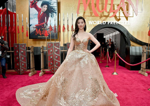 刘亦菲现身《花木兰》首映红毯 穿金礼服高贵华丽美艳动人