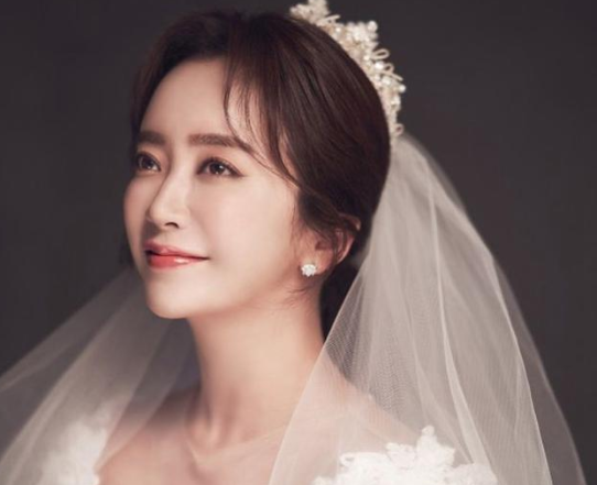 40岁的韩国女星李叶玺26日举行婚礼 曾出演《大长今》
