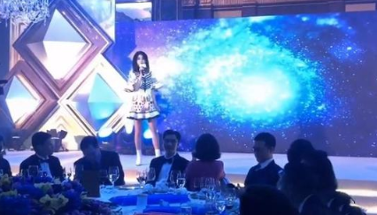 歌手陈慧琳参加富商聚会视频曝光 卖力演唱无人理