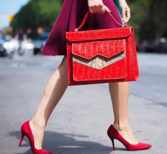 想要最简单提升时髦感，“鞋包同色”这招你get到了吗？