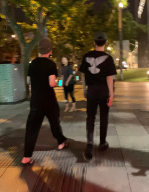 白敬亭和朋友散步被偶遇 身穿黑T黑裤长腿十分抢镜