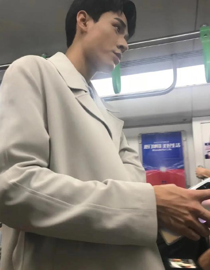 龚俊拍《沉睡花园》坐地铁被偶遇 穿米色外套高大帅气